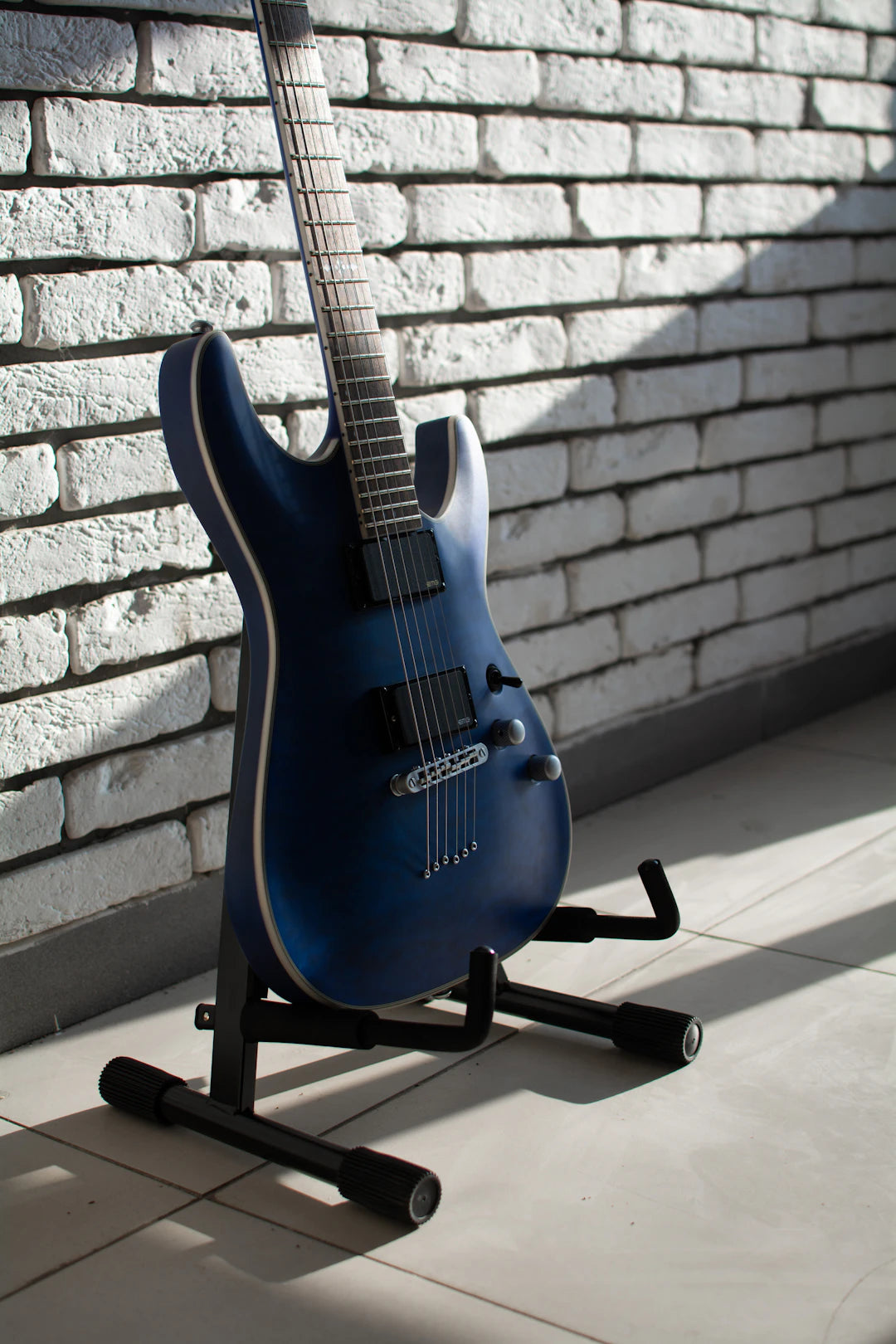 Affordable Electric Guitars for Beginners with Comfort and Style